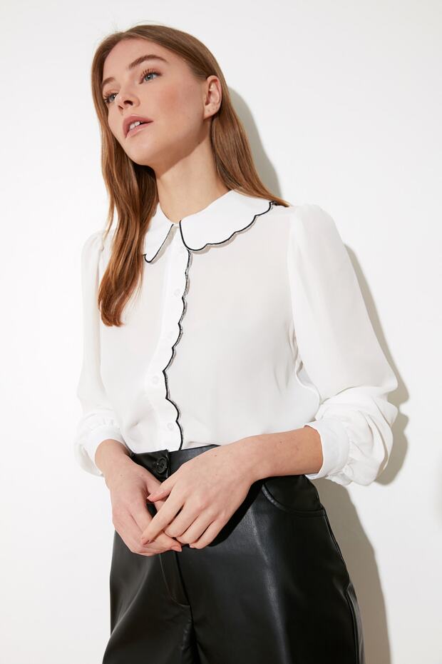 Biała tkana koszula z haftowanymi detalami – Regular Fit TWOAW21GO0302 - 4