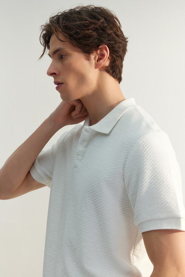 Biała koszulka z krótkim rękawem, grubą tkaniną i guzikami oraz kołnierzykiem polo TMNSS23PO00018 - 4