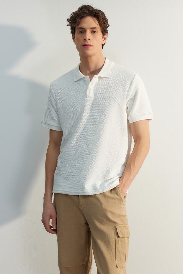 Biała koszulka z krótkim rękawem, grubą tkaniną i guzikami oraz kołnierzykiem polo TMNSS23PO00018 - 3