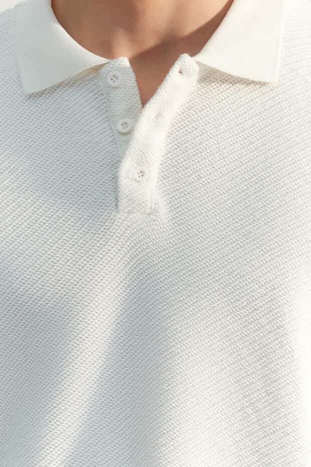 Biała koszulka z krótkim rękawem, grubą tkaniną i guzikami oraz kołnierzykiem polo TMNSS23PO00018 - 5