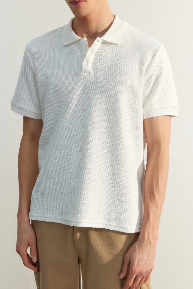 Biała koszulka z krótkim rękawem, grubą tkaniną i guzikami oraz kołnierzykiem polo TMNSS23PO00018 - 6
