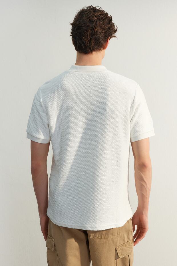 Biała koszulka z krótkim rękawem, grubą tkaniną i guzikami oraz kołnierzykiem polo TMNSS23PO00018 - 7