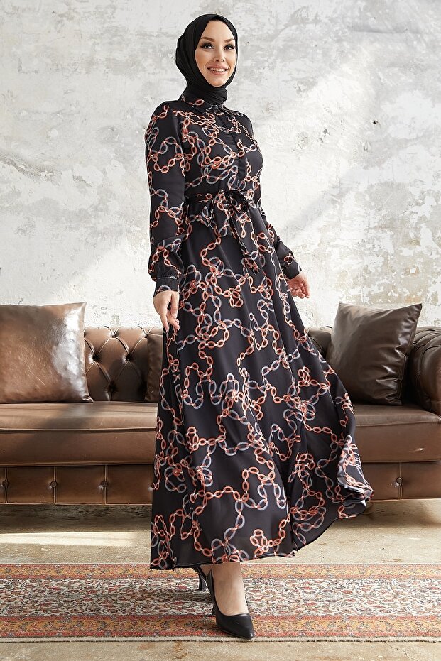 فستان من الساتان بحزام منقوش بسلسلة روبي - أسود - 1