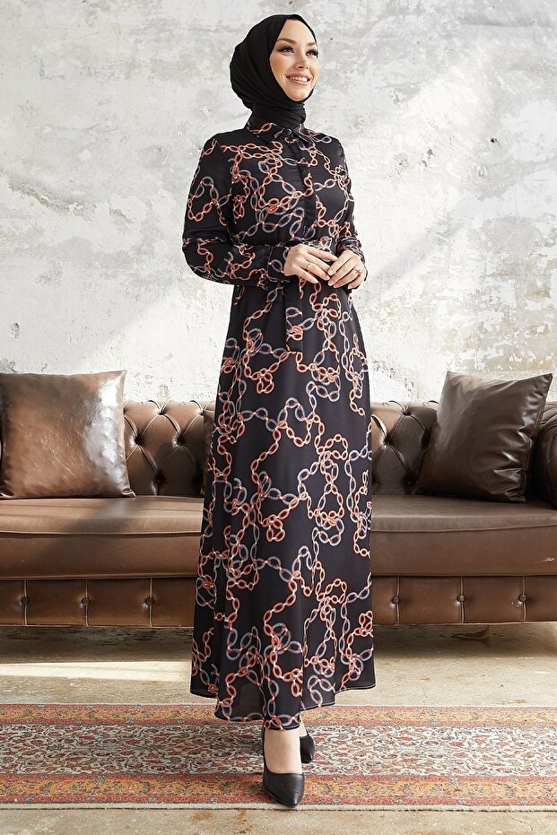 فستان من الساتان بحزام منقوش بسلسلة روبي - أسود - 4