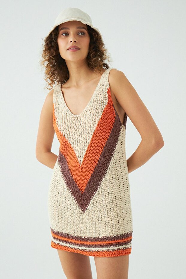 Beigefarbenes Strickkleid mit Farbblock-Strickdetail - 1