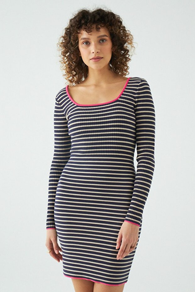 Μπεζ ριγέ αθλητικό φόρεμα U-Neck - 2