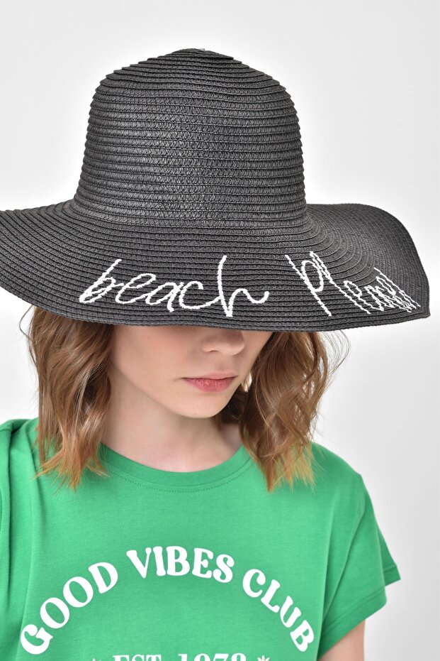 قبعة نسائية واسعة من القش مكتوبة من Beach Plase