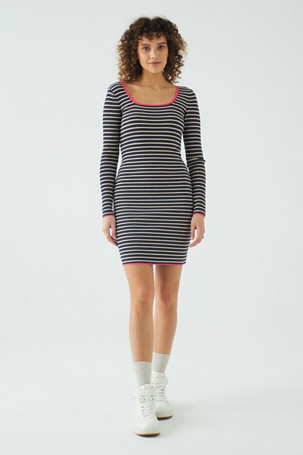 Μπεζ ριγέ αθλητικό φόρεμα U-Neck - 1