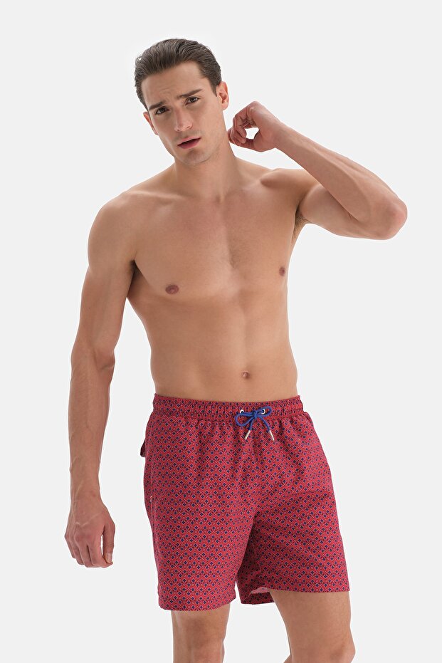 Kırmızı Kravat Desenli Orta Deniz Şortu - 1