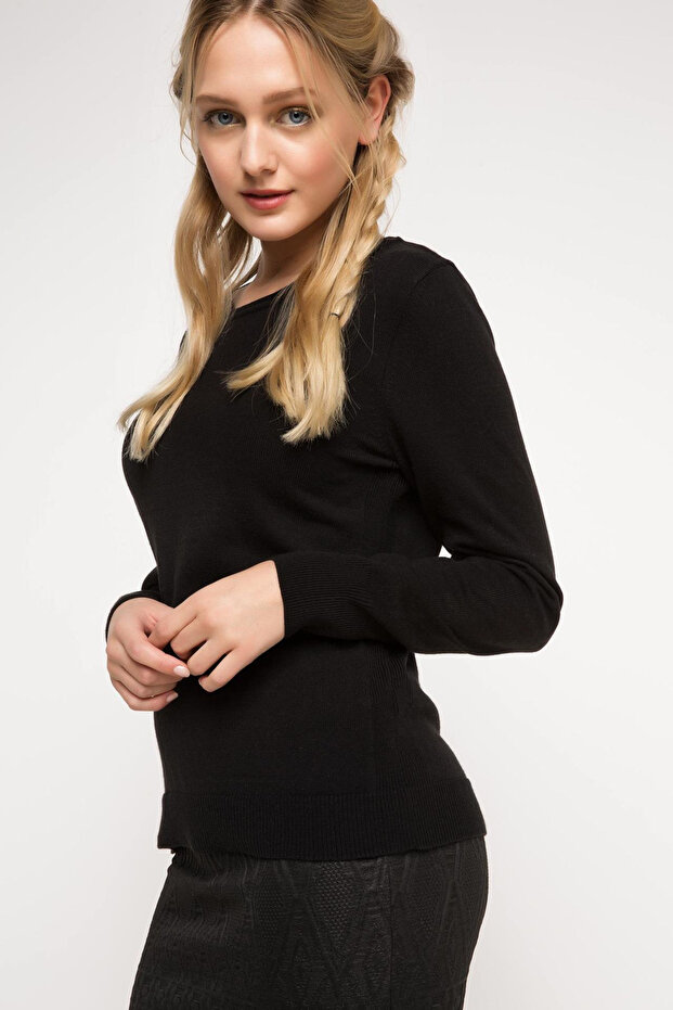سترة نسائية أساسية بياقة دائرية F7091AZ.17AU.BK27