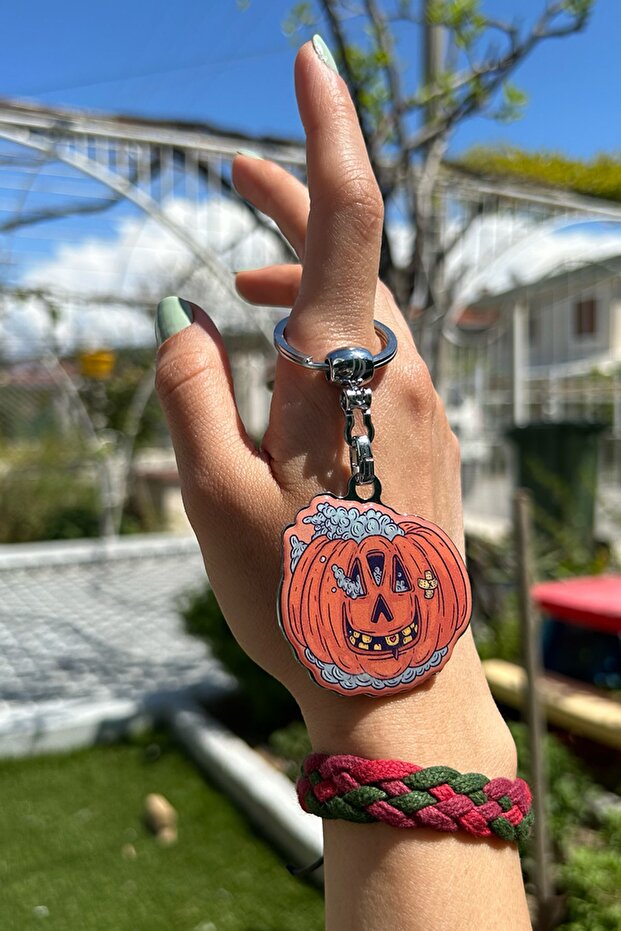 سلسلة مفاتيح برتقالية بتصميم اليقطين - 1