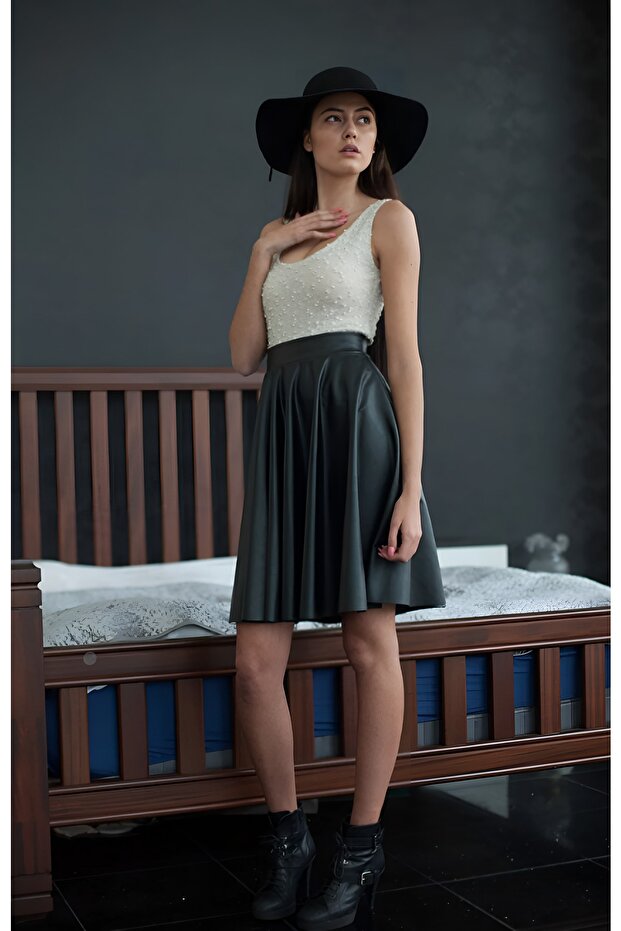 Női fekete műbőr szoknya, stílusos és kombinálható - 3