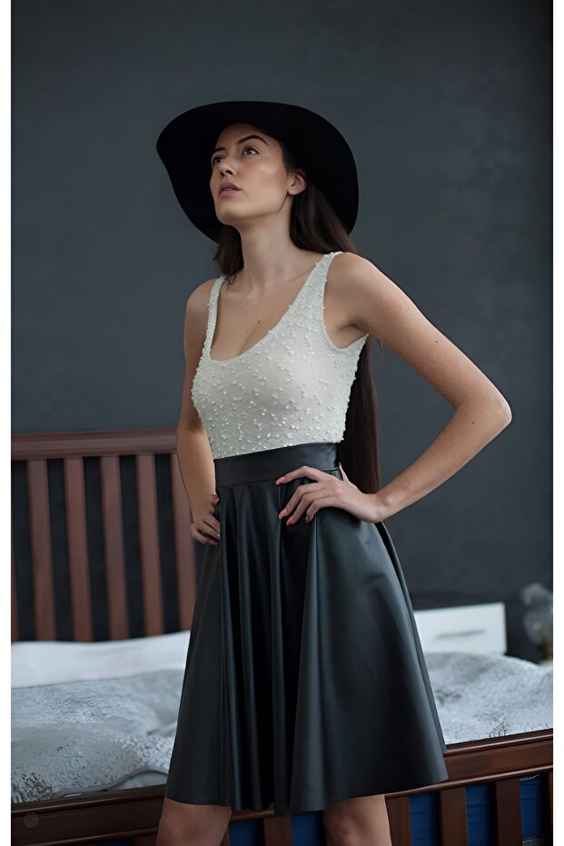 Női fekete műbőr szoknya, stílusos és kombinálható - 5