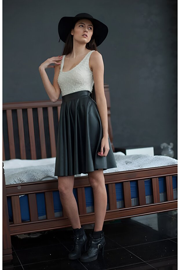Női fekete műbőr szoknya, stílusos és kombinálható - 6