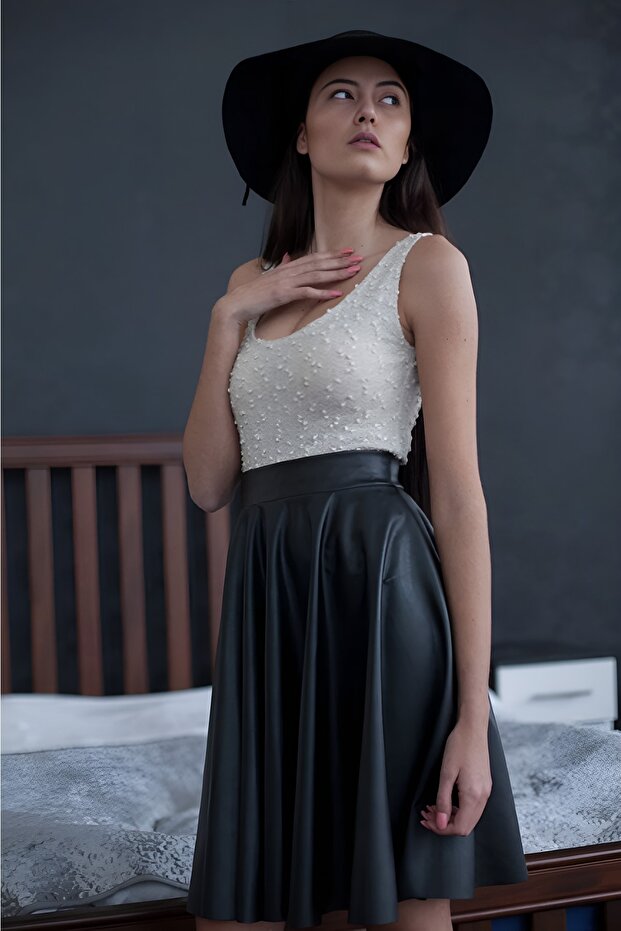 Női fekete műbőr szoknya, stílusos és kombinálható - 1