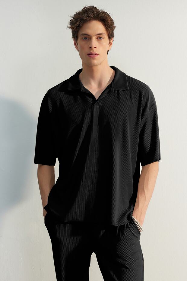 Siyah Oversize/Geniş Kesim Dokulu Kırışmaz Ottoman Polo Yaka T-Shirt TMNSS23PO00020 - 1