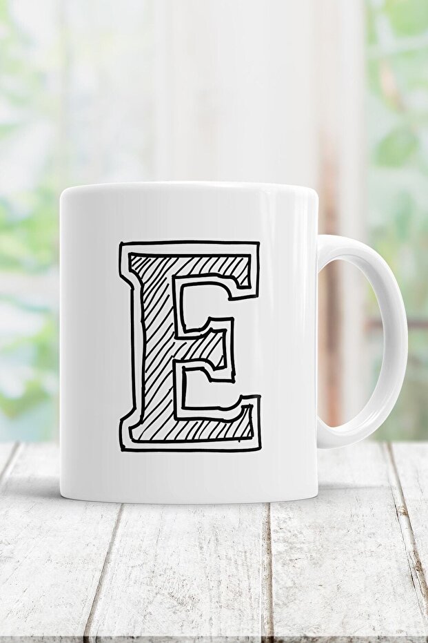 كوب زجاجي مطبوع عليه حرف E