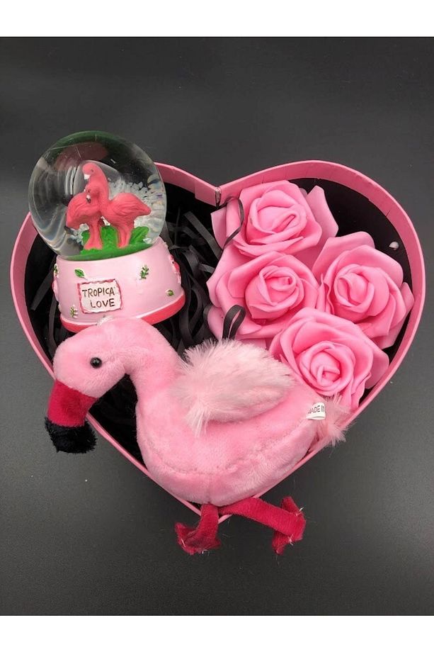 Özel Yazı Ve Çiçek Ile Hazırlanmış Kalpli Kutuda Flamingo Küre Ve Flamingo Peluş Anahtarlık - 1