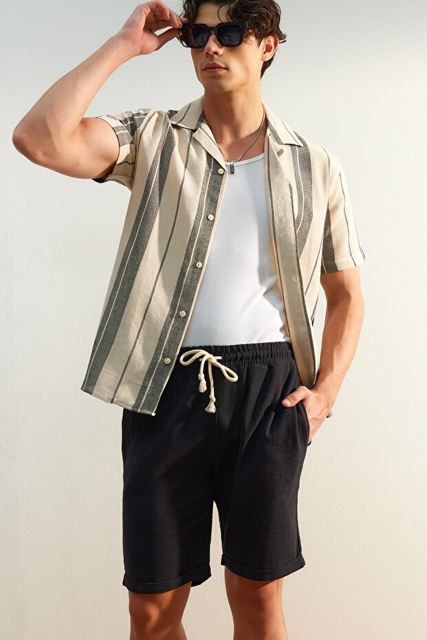Siyah Normal Kesim/Regular Fit %100 Pamuk Keten Görünümlü Şort TMNSS23SR00030 - 3