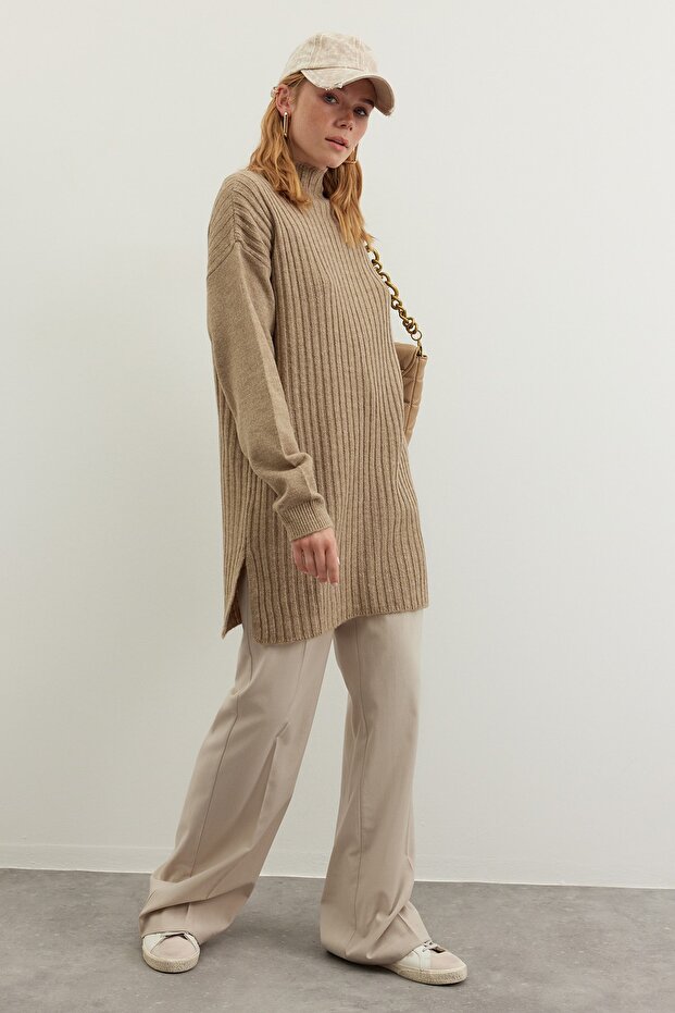 Nerzfarbener Cord-Strickpullover mit hohem Kragen TCTAW24AK00013 - 1