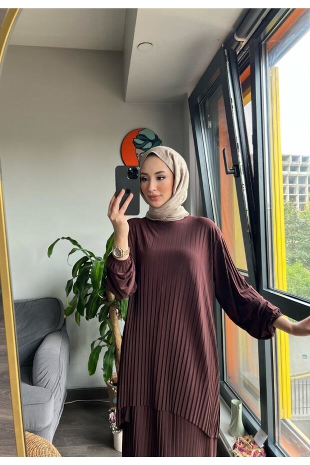 بدلة رائعة مكونة من قطعتين مع تنورة ساندي كاملة بطيات