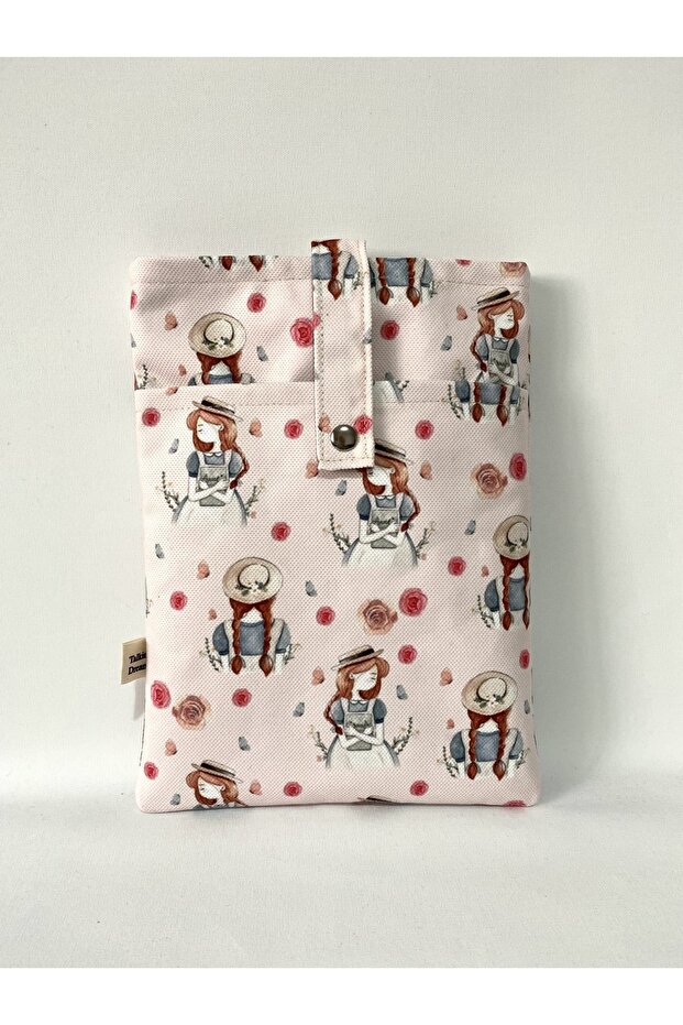 أمي مع حافظة كتاب منقوشة - 1