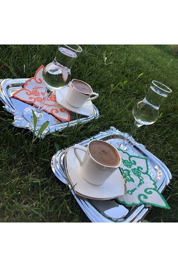 Set of 2 Cocktail Napkins with Heart and Flower Motif