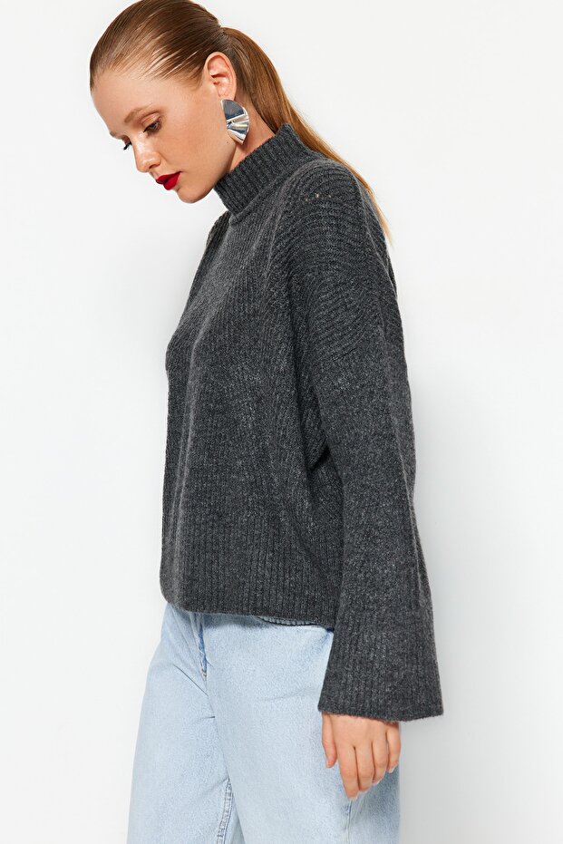 Anthrazitfarbener, weich strukturierter Basic-Strickpullover TWOAW22KZ0474 - 2