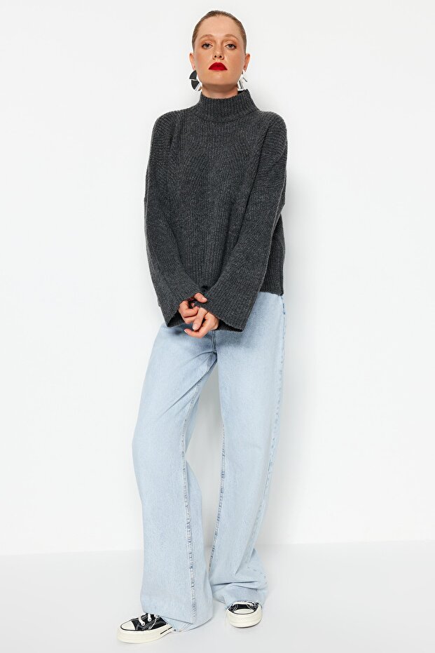 Anthrazitfarbener, weich strukturierter Basic-Strickpullover TWOAW22KZ0474 - 3