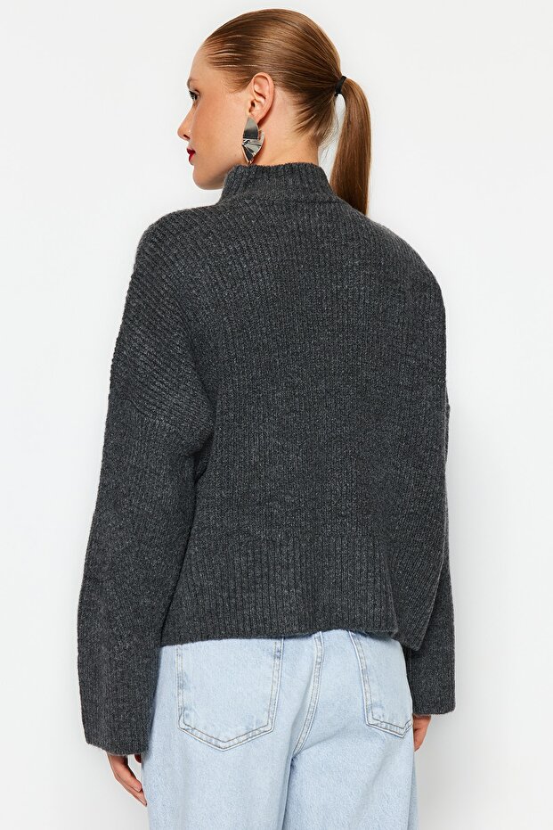 Anthrazitfarbener, weich strukturierter Basic-Strickpullover TWOAW22KZ0474 - 5