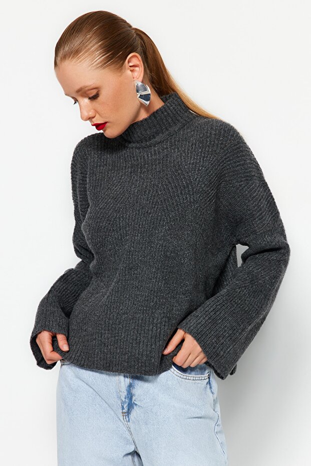 Anthrazitfarbener, weich strukturierter Basic-Strickpullover TWOAW22KZ0474 - 1