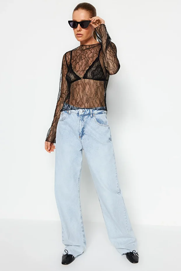 Černá regular fit halenka s lodičkovým výstřihem a krajkovým pružným pletením TWOSS23BZ00795 - 2