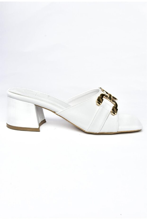 P590131409 Dámské pantofle s bílou sponou na silném podpatku - 4
