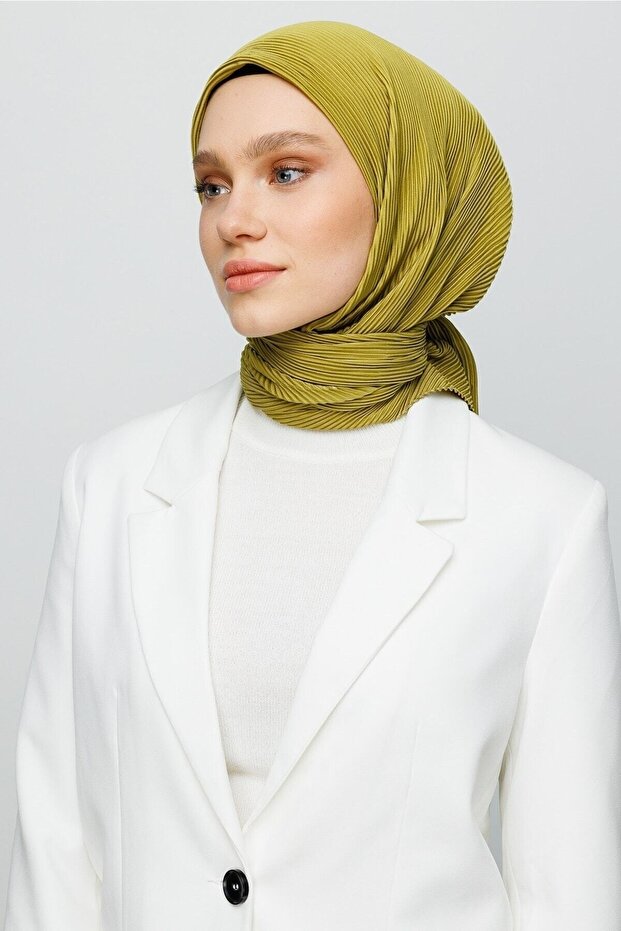 وشاح مطوي باللون الأخضر الزيتوني - 1