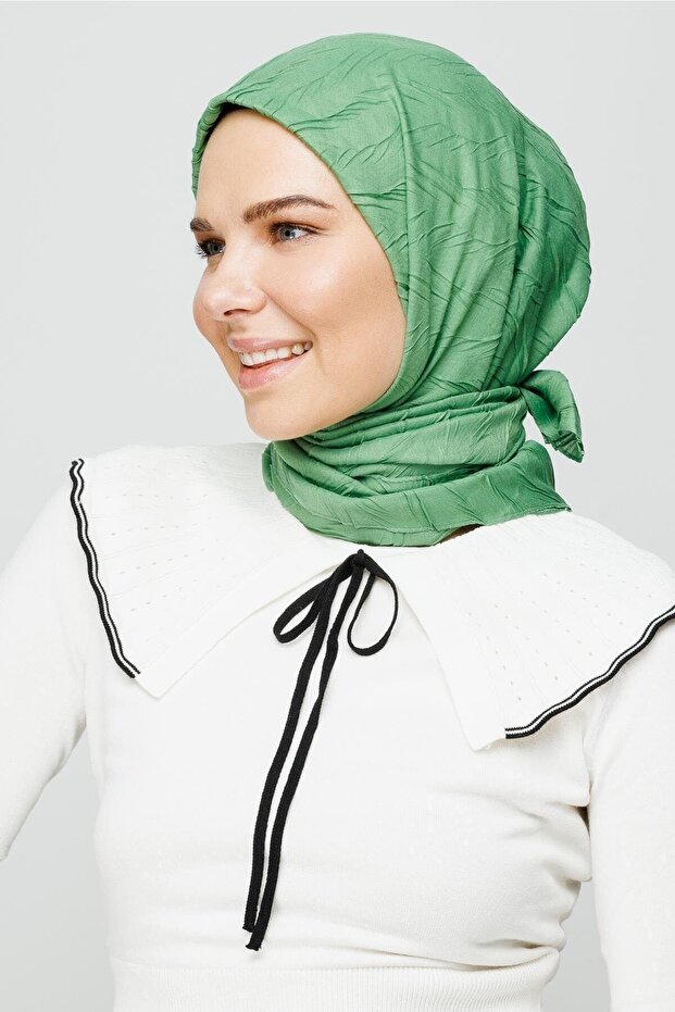وشاح من الخيزران بطيات باللون الأخضر المائي