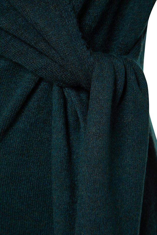 Sukienka dzianinowa midi w kolorze szmaragdowej zieleni - miękka faktura, kołnierz dwurzędowy, wiązanie Twoaw21El0260 - 8