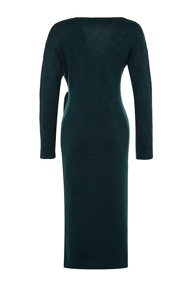 Sukienka dzianinowa midi w kolorze szmaragdowej zieleni - miękka faktura, kołnierz dwurzędowy, wiązanie Twoaw21El0260 - 9
