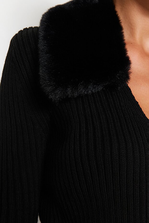 Siyah Crop Suni Kürk Detaylı Triko Kazak TWOAW24KZ00223 - 4
