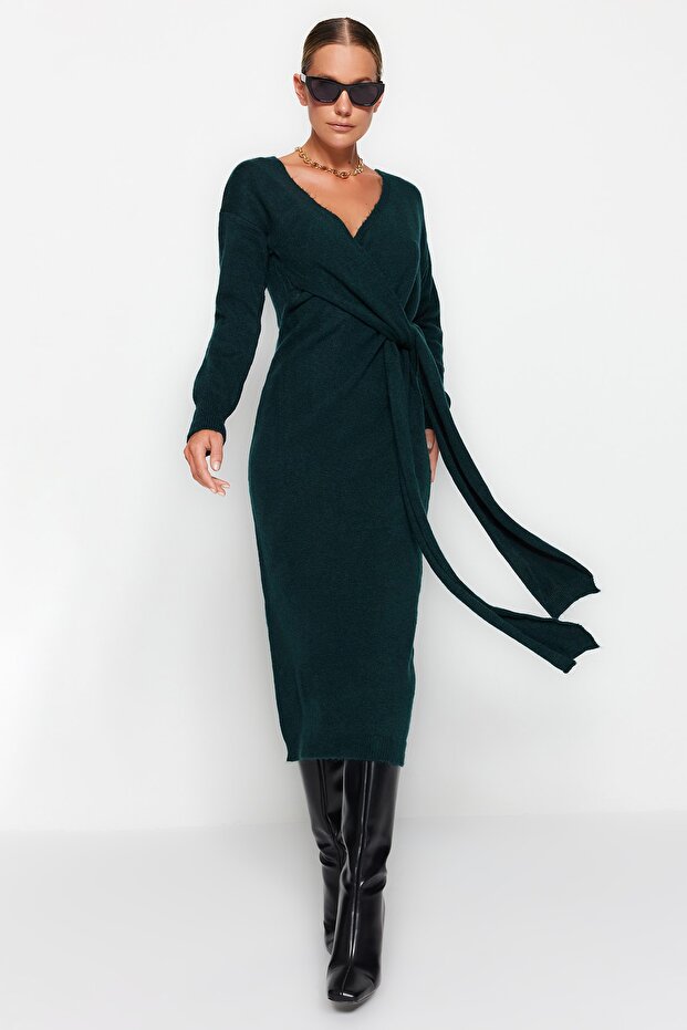 Sukienka dzianinowa midi w kolorze szmaragdowej zieleni - miękka faktura, kołnierz dwurzędowy, wiązanie Twoaw21El0260 - 3