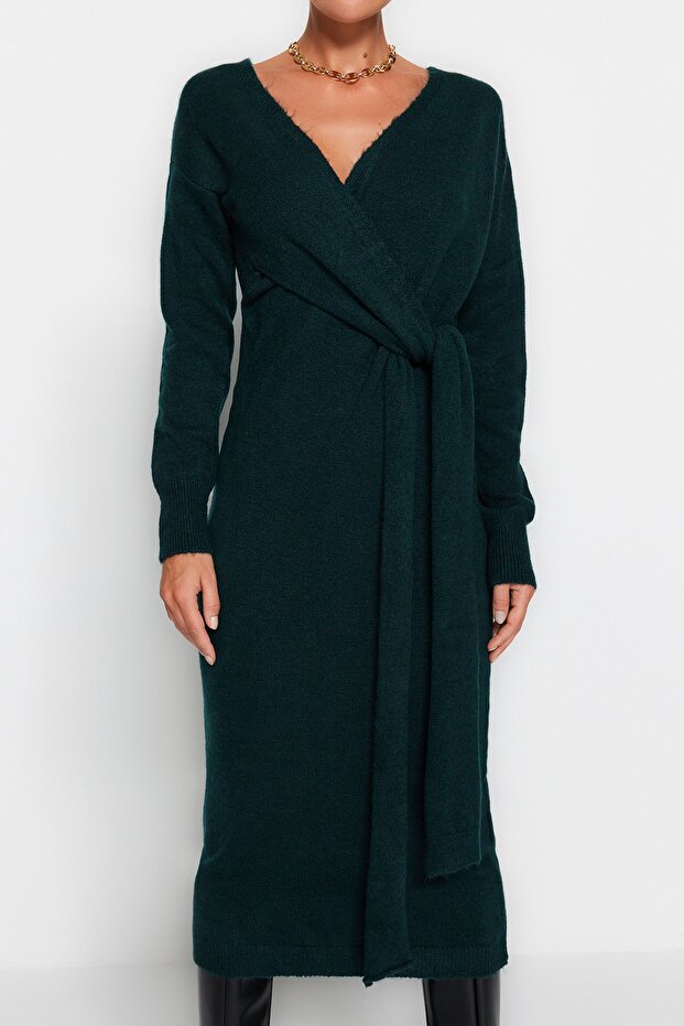 Sukienka dzianinowa midi w kolorze szmaragdowej zieleni - miękka faktura, kołnierz dwurzędowy, wiązanie Twoaw21El0260 - 4