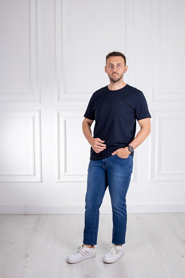 تي شيرت ذو رقبة مستديرة ونمط كلاسيكي باللون الأزرق الداكن - 4