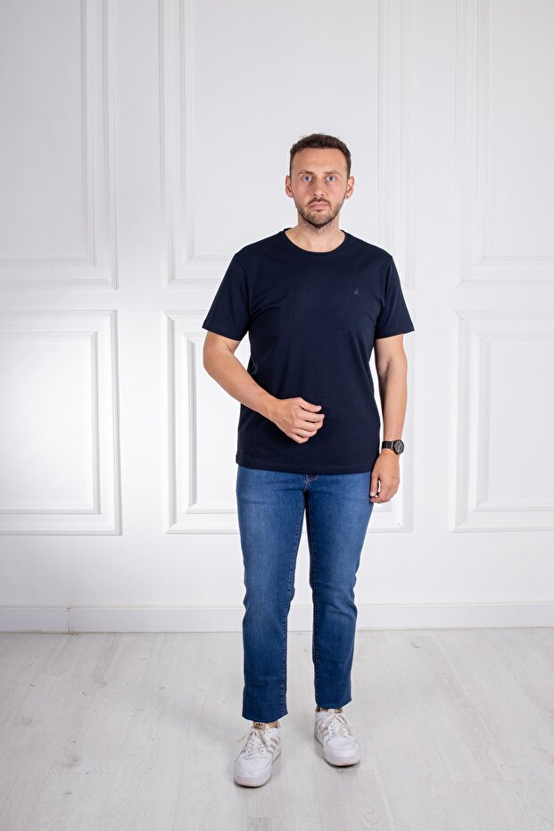 تي شيرت ذو رقبة مستديرة ونمط كلاسيكي باللون الأزرق الداكن - 5