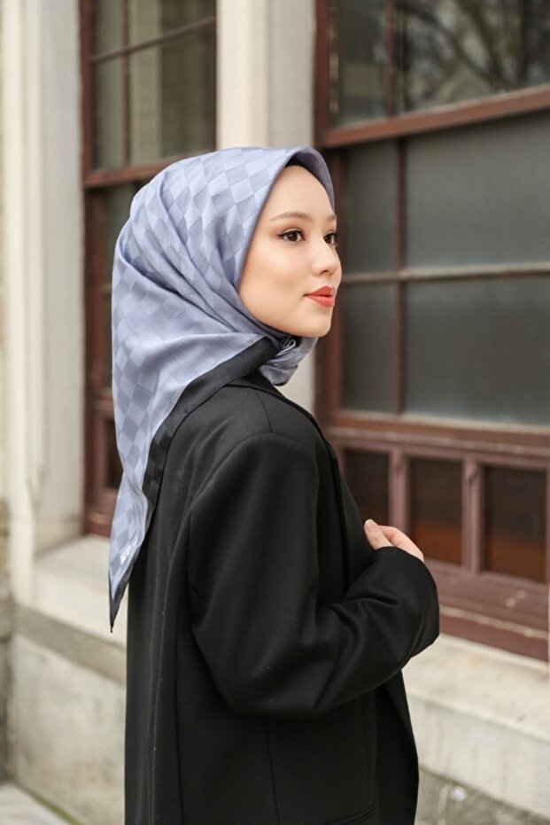 وشاح مونوغرام بنمط دمية رمادي - 1