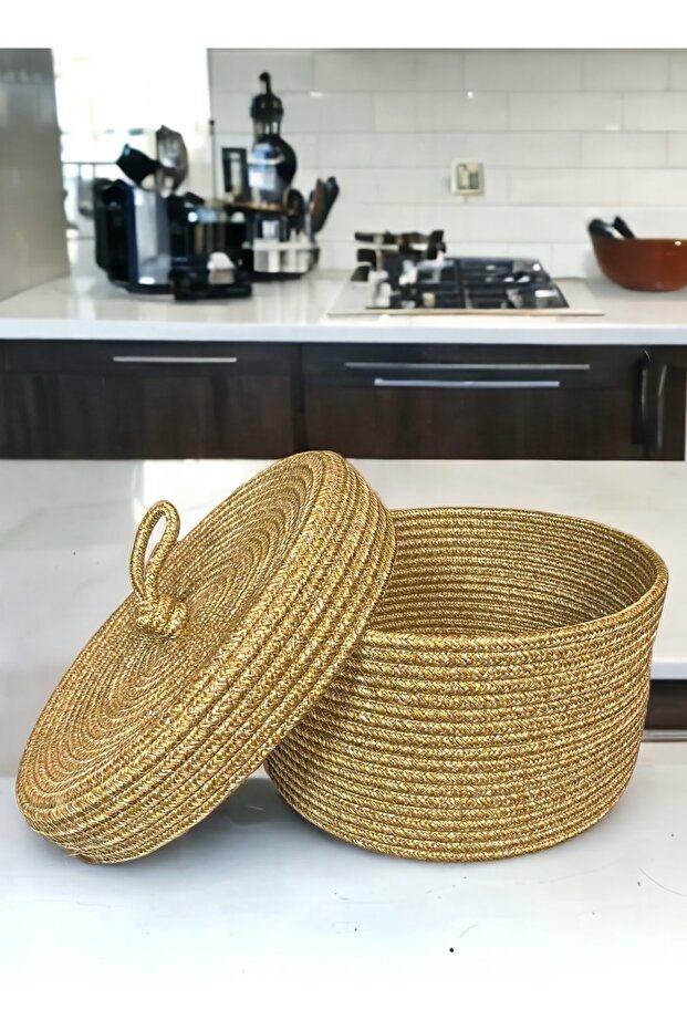 سلة من الجوت بغطاء من خشب الجوز