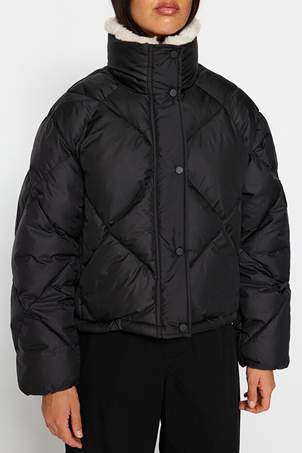 Siyah Oversize Kalıp Peluş Yaka Detaylı Su İtici Şişme Mont TWOAW24MO00008 - 4