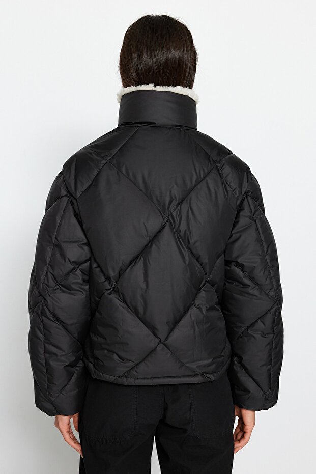 Siyah Oversize Kalıp Peluş Yaka Detaylı Su İtici Şişme Mont TWOAW24MO00008 - 5