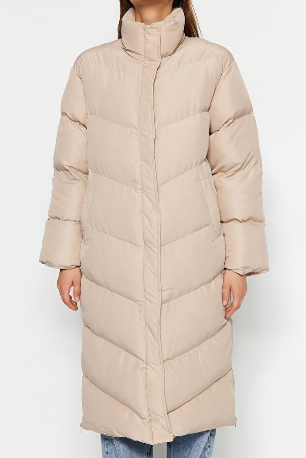 Wodoodporna, długa beżowa kurtka puchowa - detale zamka bocznego TWOAW24MO00049 - 4