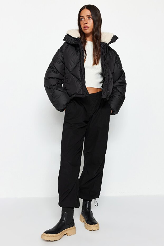 Siyah Oversize Kalıp Peluş Yaka Detaylı Su İtici Şişme Mont TWOAW24MO00008 - 3