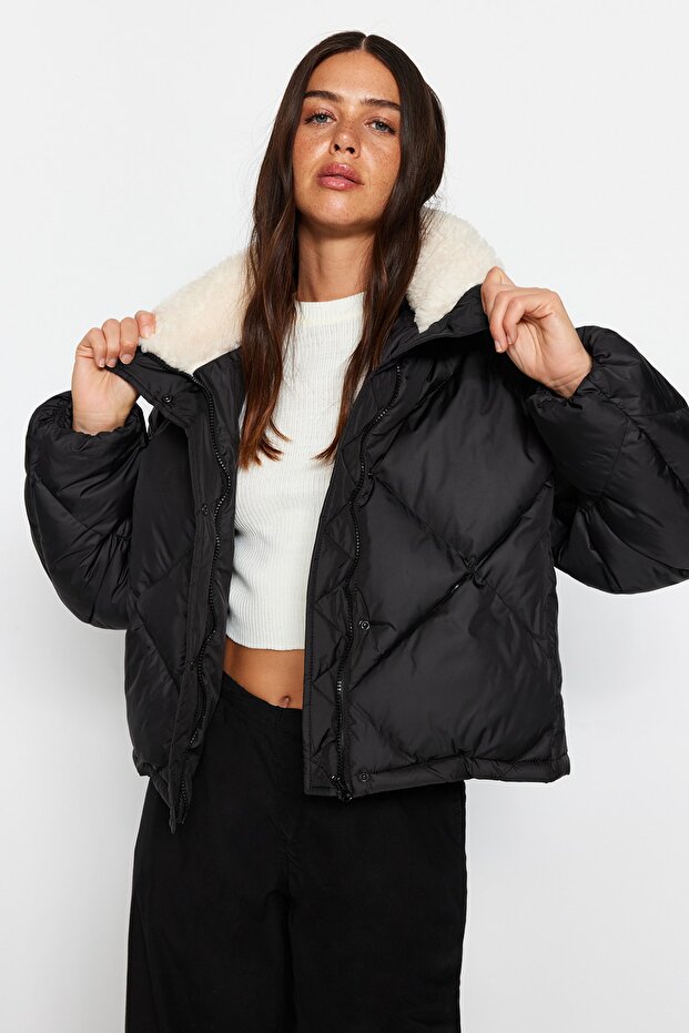 Siyah Oversize Kalıp Peluş Yaka Detaylı Su İtici Şişme Mont TWOAW24MO00008 - 1