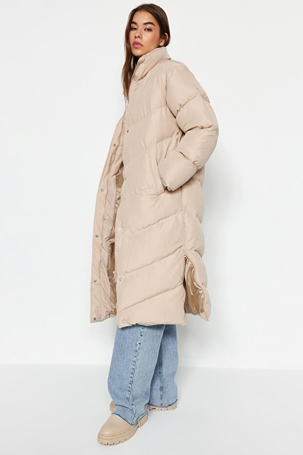 Wodoodporna, długa beżowa kurtka puchowa - detale zamka bocznego TWOAW24MO00049 - 3
